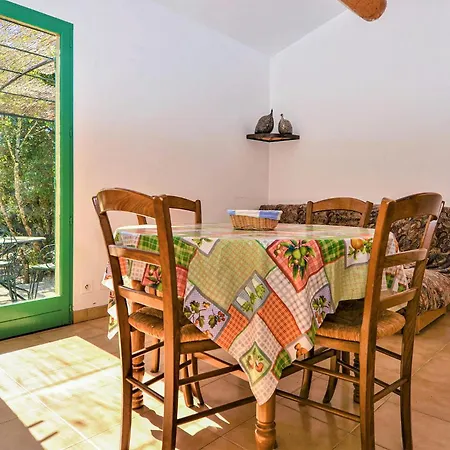 Сasa de vacaciones 2 Bedroom Stunning In Le Clap Méjannes-le-Clap